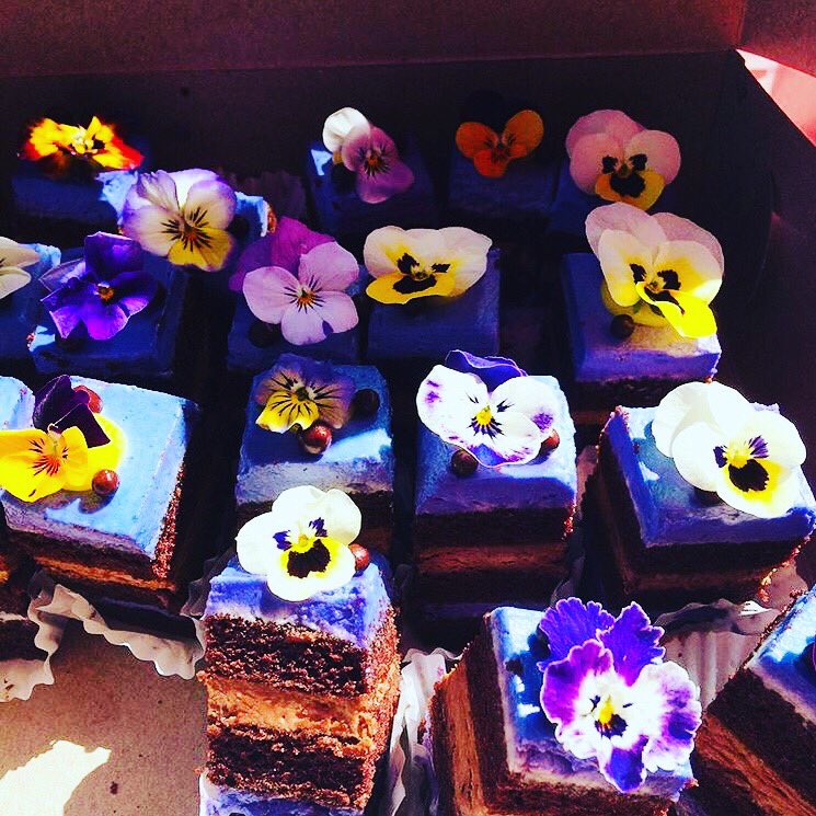 sorted_life's tweet photo. Locally made treats for mom!🍰💐🌹🌹🥰 @kelownafarmersmarket #sortedlife #mothersday #yummy #concierge #kelowna #farmersmarket #sweets #loveyoumom #specialtreat #okanagan https://t.co/PaSuAvflLE