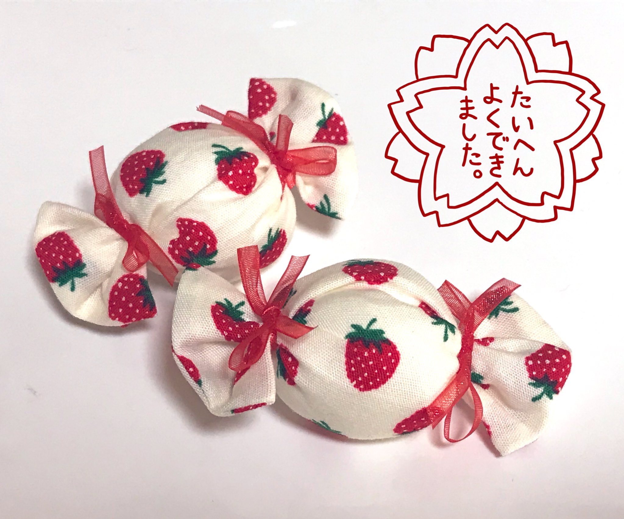 えみこ キャンディクッションの作り方 準備するもの 布 縦12 横9 くらい 大体でok ハサミ 針と糸 裁ほう上手などの布用ボンド リボン 今回は3ミリ幅を使ってます 綿 布 横 の片端を裁ほう上手で貼る 裏にして1 3くらいのところで折る