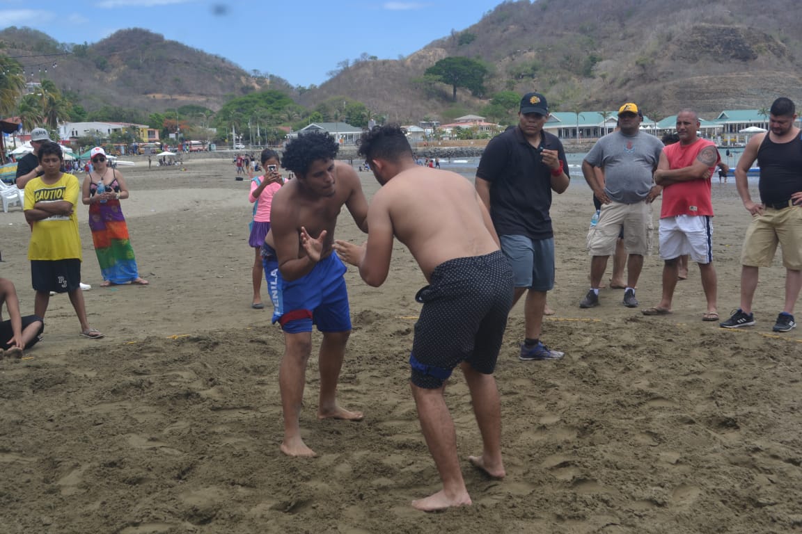 LaSandino's tweet photo. #AlDía En un ambiente alegre en la bahía de #SanJuanDelSur se efectuó el Primer Campeonato de Lucha Libre Aficionado de Playa en la participaron 120 atletas varones y mujeres de 4 departamento del país, entre ellos está #Managua, #Granada, #Carazo y #Blufield. https://t.co/zUPxmM3YAH