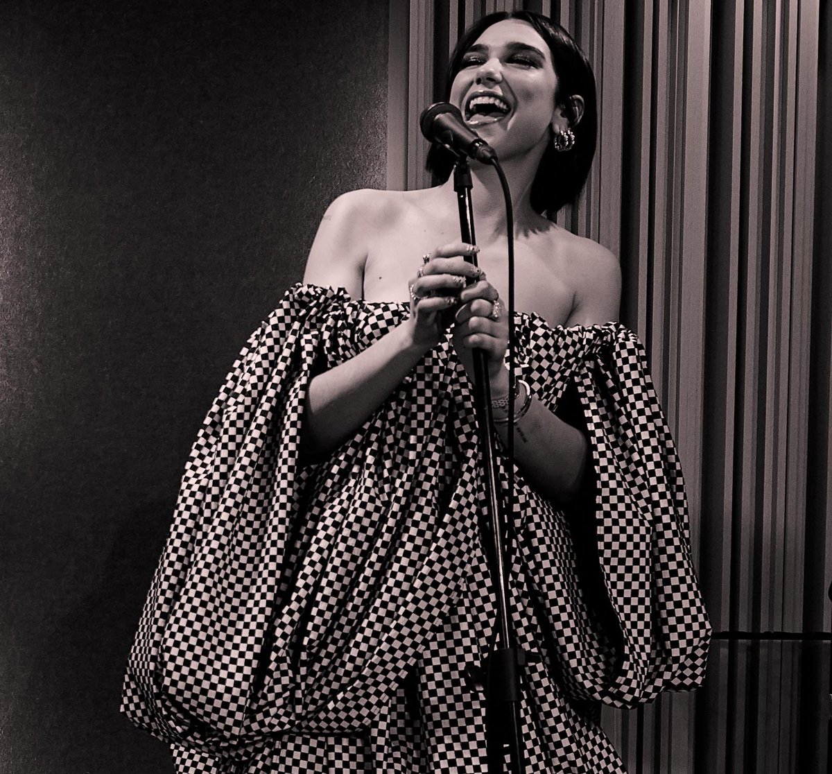 weekly•post tweet media