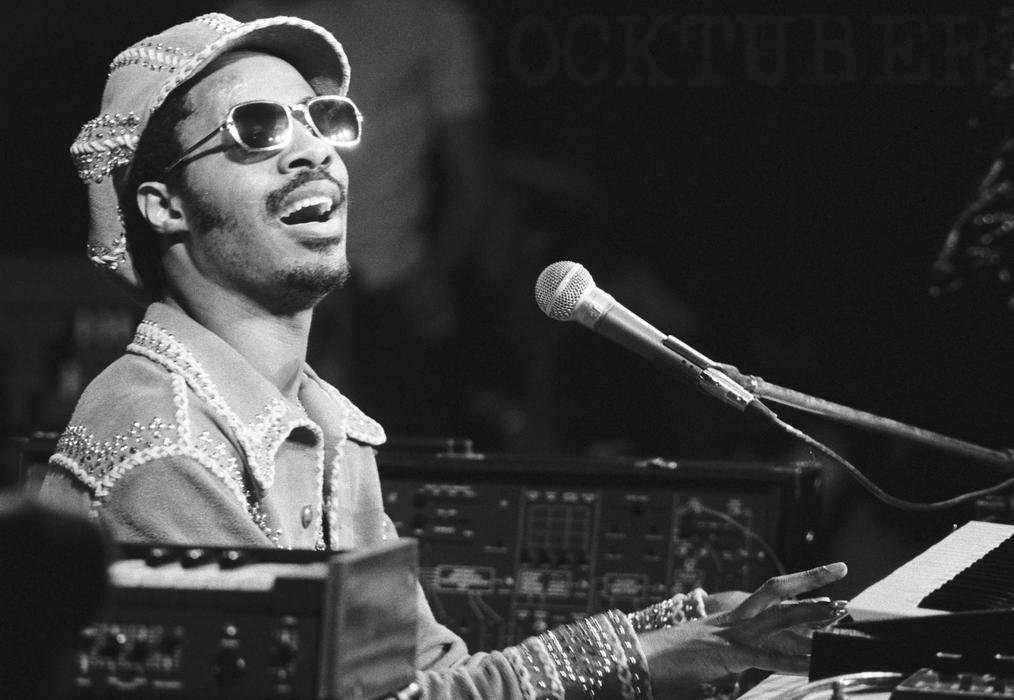 #EfeméridesRocktuber:
¿Sabías que...? Un 13 de Mayo de 1950, nace #StevieWonder, en Michigan, Estados Unidos. Cantante, tecladista, compositor, arreglista y productor de Soul y Funk, empezó a grabar siendo un niño, a los 12 años, bajo el nombre de Little Stevie Wonder.