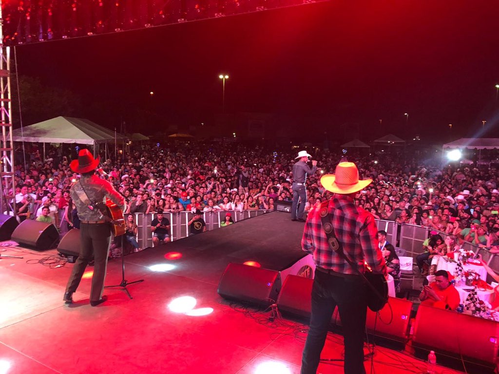 Remex_Music's tweet photo. 🇺🇸 Éxito total de @grupolaleyenda en el más grande, el festival de todo #Texas #FestivalHouston 💥🤠 #PuroRemex #USA https://t.co/PAtB7b5PVM