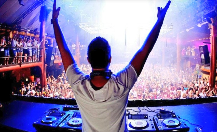 jeanserran's tweet photo. Fortunately, that he has dj"s like!! In club in LasVegas .....
#DavidGuetta #SteveAoki
#CalvinHarris #BobSinclar
#Tiesto #ArmandVanBurren #BeniBenassi #DimitiVegas #CarlCox ect..ect https://t.co/pilAREFWQr