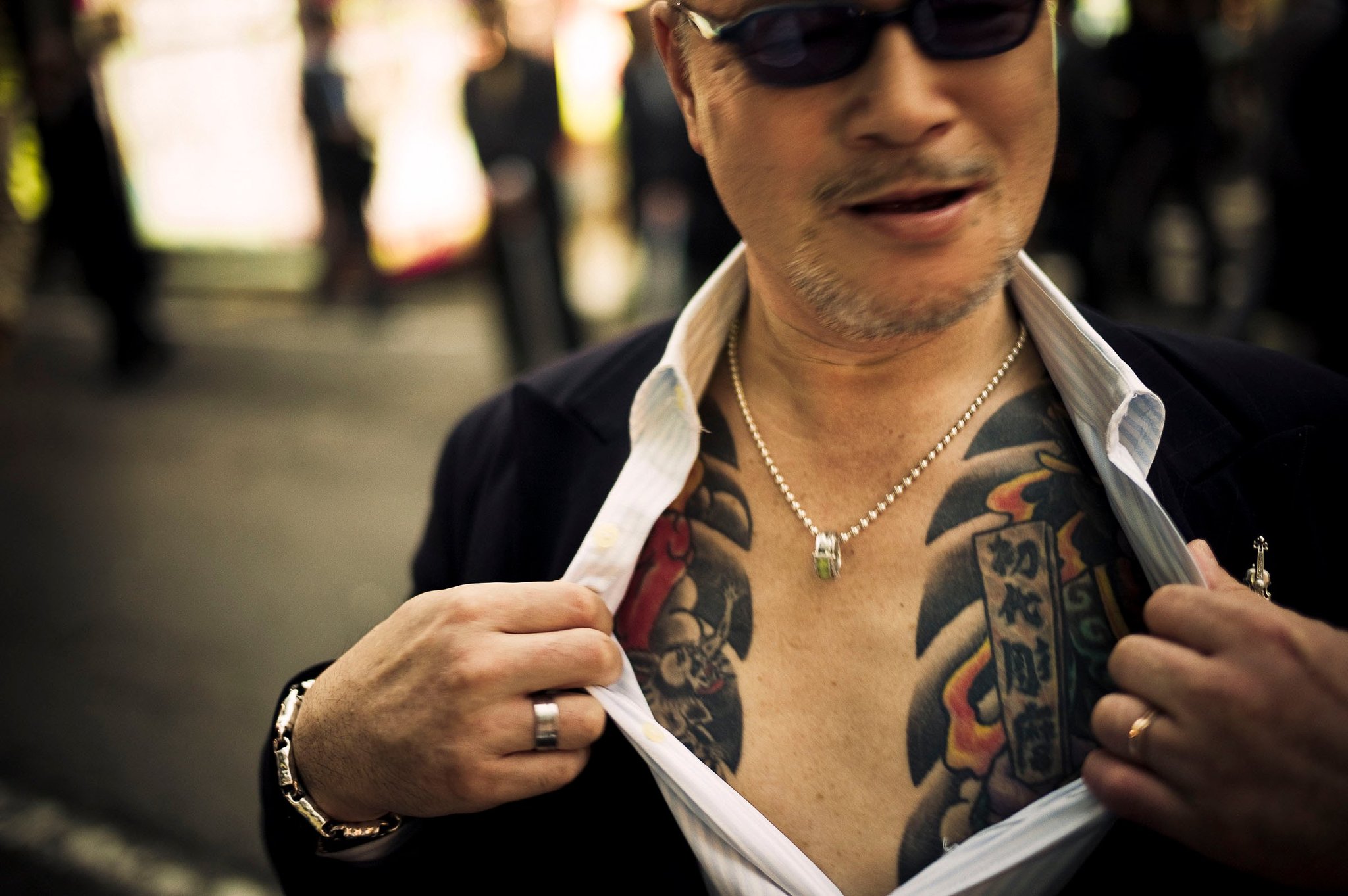 Unutulmaz Fotoğraflar on X: Japonya'nın karanlık yanı Yakuza'nın lideri  Kenichi Shinoda, Yakuzalara özgü dövmesini gururla gösteriyor (2013). 📸  Anton Küsters t.cotBSvOW3Tl6  X