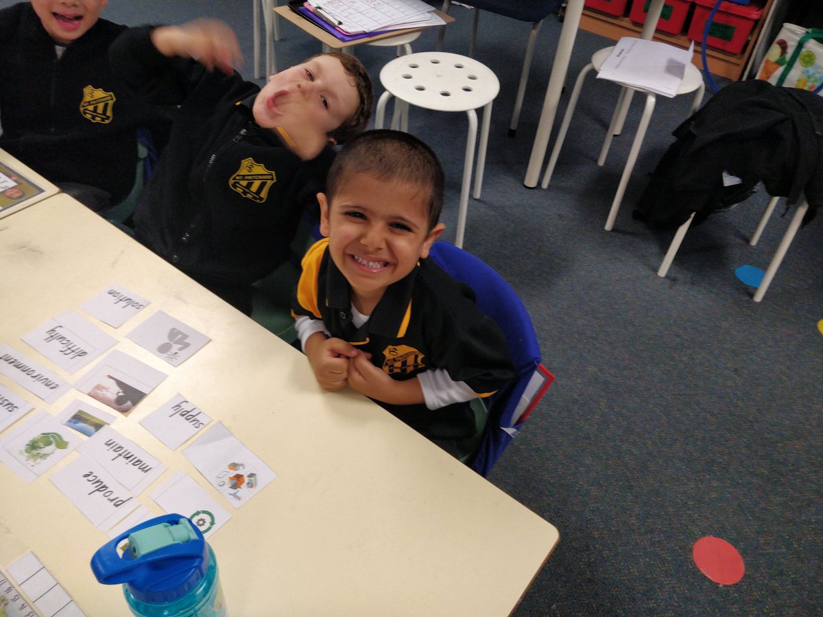 Look at these keen Kindies seeing their new target vocabulary words for the first time! <a href="/TESOLoz/">Cindy Valdez</a> #vocabulary #kindergarten #highchallenge