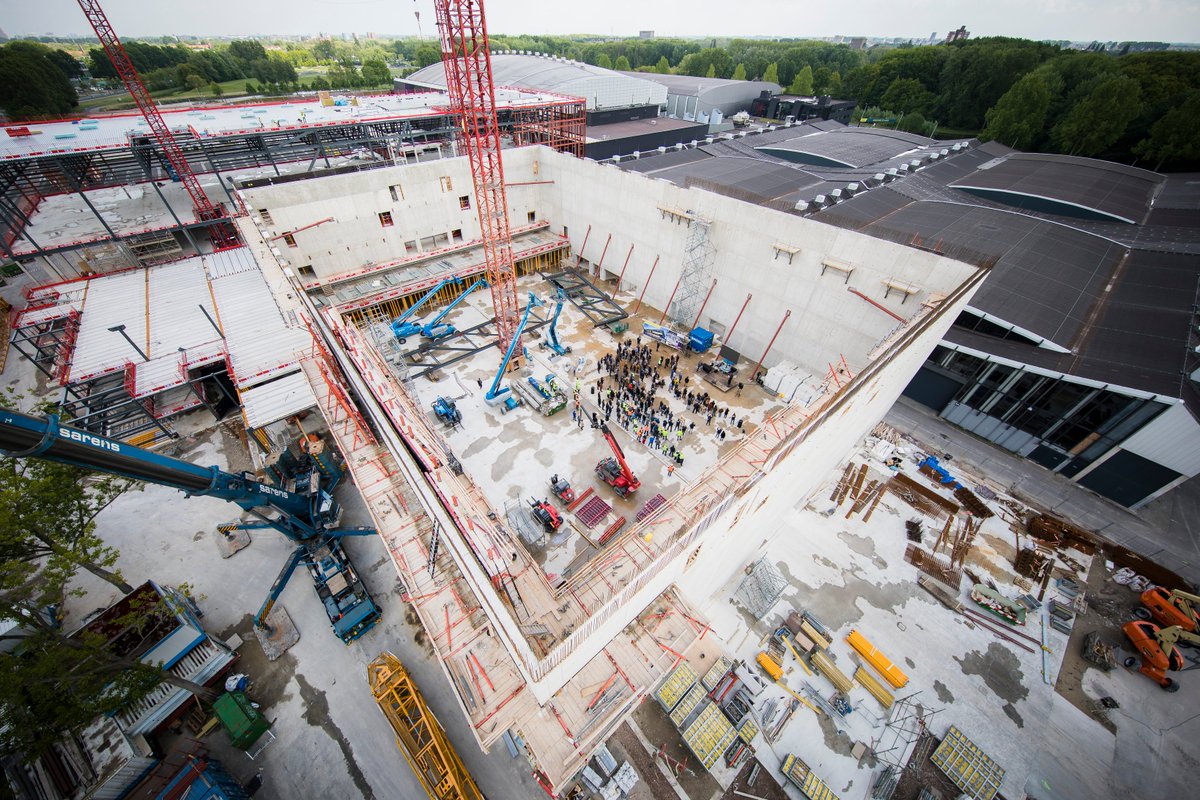 Een nieuw hoog(s)tepunt in onze gebiedsontwikkeling! 🎉📢👊Na het Kunstenpand bereikten we nu ook bij de nieuwbouw van het <a href="/rotterdamahoy/">Rotterdam Ahoy</a> Convention Centre het hoogste punt. RTM Stage is op hoogte! Lees verder op 👉 allesisopzuid.nl/nieuws/hoogste… <a href="/heijmansnl/">Heijmans</a> <a href="/BallastNedam/">Ballast Nedam</a> #allesisopzuid