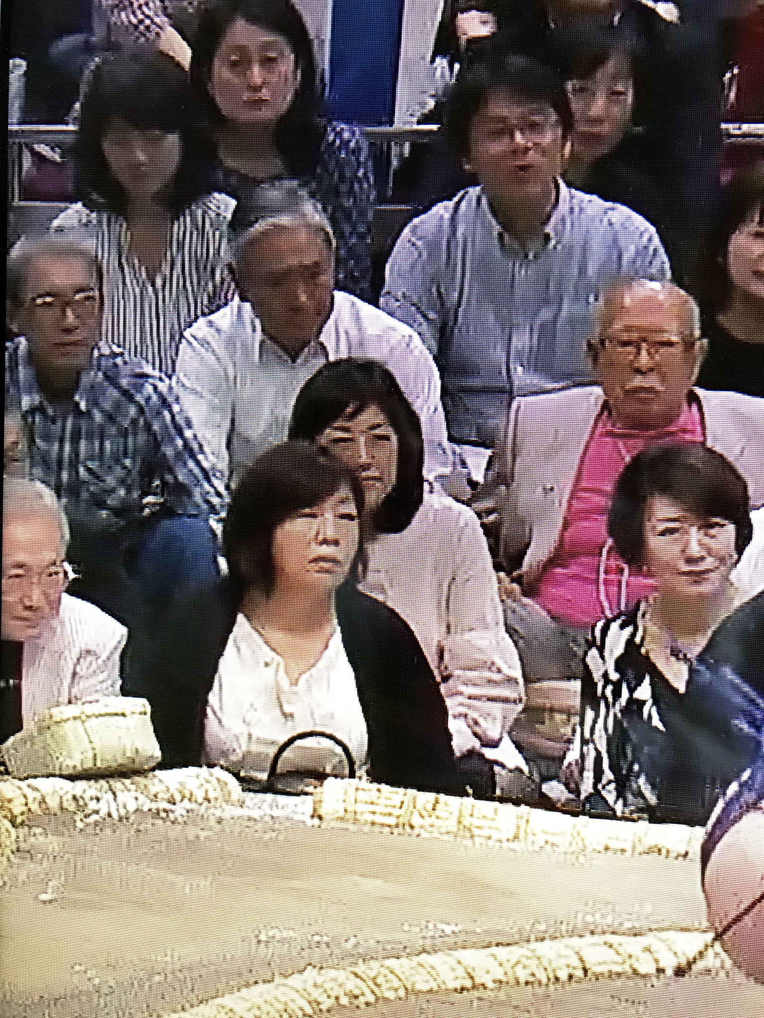 Wawaa 本日の大相撲 砂かぶり席正面最前列に 左から西原理恵子 高須克弥院長 林真理子 中園ミホが4人組で来ていて かなり目立っていた Wawaa 本日の大相撲 砂かぶり席正面最前列に 左から西原理恵子 高須克弥院長 林真理子 中園ミホが4人組で来ていて かなり目立っていた