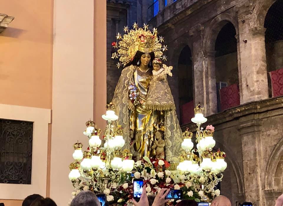 FallaTelefonica's tweet photo. Tarde del domingo: Nuestro cuadro de honor y como no podía ser menos, participó en la procesión de la Virgen de los Desamparados.
#FallaRibera #FallaTelefonica #MaredeDeudelsDesemparats https://t.co/IJf2Ol0YCT