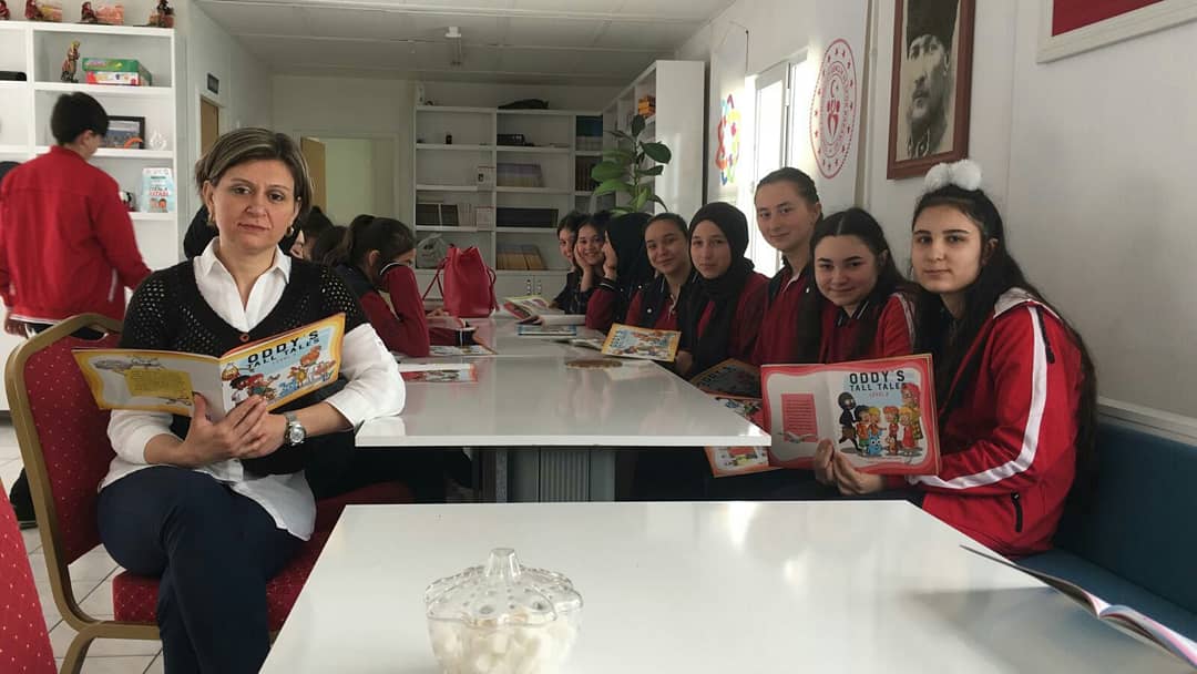 Bulkitkodrobcf's tweet photo. Bulancak Lokman Hekim Mesleki ve Teknik Anadolu Lisesi 9A sınıfı öğrencileri.. Okul İngilizce Öğretmeni Ümran Özyıldız Aydemir önderliğinde cafemize gelerek Universal ELT yayınlarından Oddy's Tall Tales adlı kitabını okudular.. https://t.co/iDRZzZiTHP