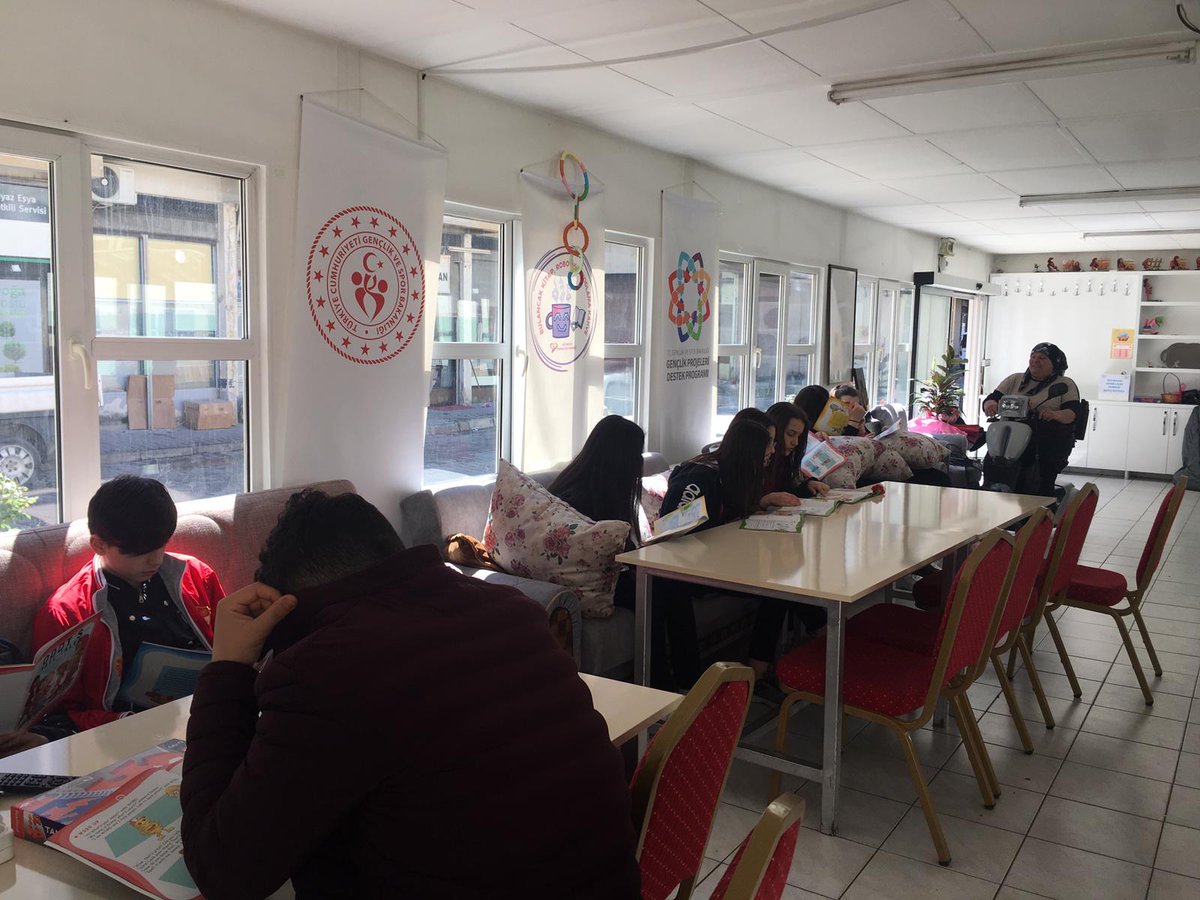 Bulkitkodrobcf's tweet photo. Bulancak Lokman Hekim Mesleki ve Teknik Anadolu Lisesi 9A sınıfı öğrencileri.. Okul İngilizce Öğretmeni Ümran Özyıldız Aydemir önderliğinde cafemize gelerek Universal ELT yayınlarından Oddy's Tall Tales adlı kitabını okudular.. https://t.co/iDRZzZiTHP