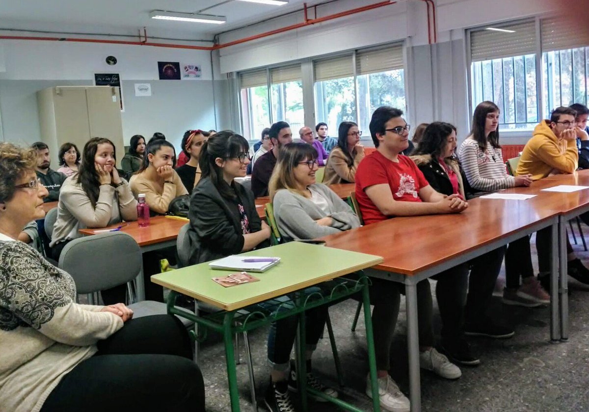 LuisLechiguero's tweet photo. El pasado 9/5 siguiendo la iniciativa de "vuelta a la escuela" #eubacktoschool del personal de la UE volví al Instituto Bonifacio Sotos (Casas Ibáñez-Albacete) después de 36 años, para hablar de Europa, mi trabajo con la UE en Etiopía y de lo orgulloso que estoy de ser europeo!🇪🇺 https://t.co/gjDPRpAvW9