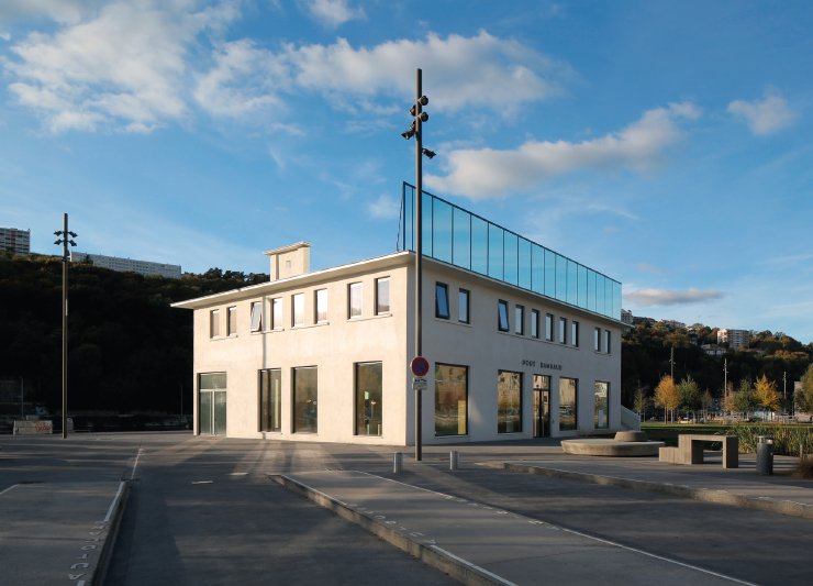 Construite en 1926, la Capitainerie du Port Rambaud est le premier édifice du Port de Confluence. Lieu d’échanges et de commerce, le Port Rambaud accueille de 1926 à 1991 une activité de trafic fluvio-maritime.