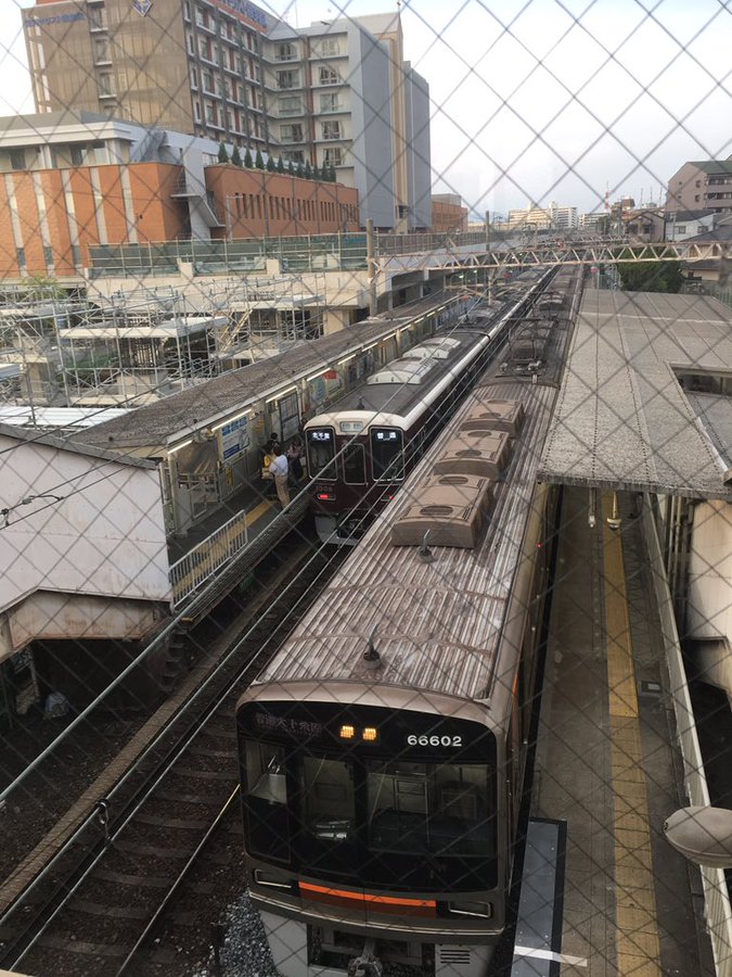 阪急千里線の柴島駅付近の人身事故で電車が止まっている画像