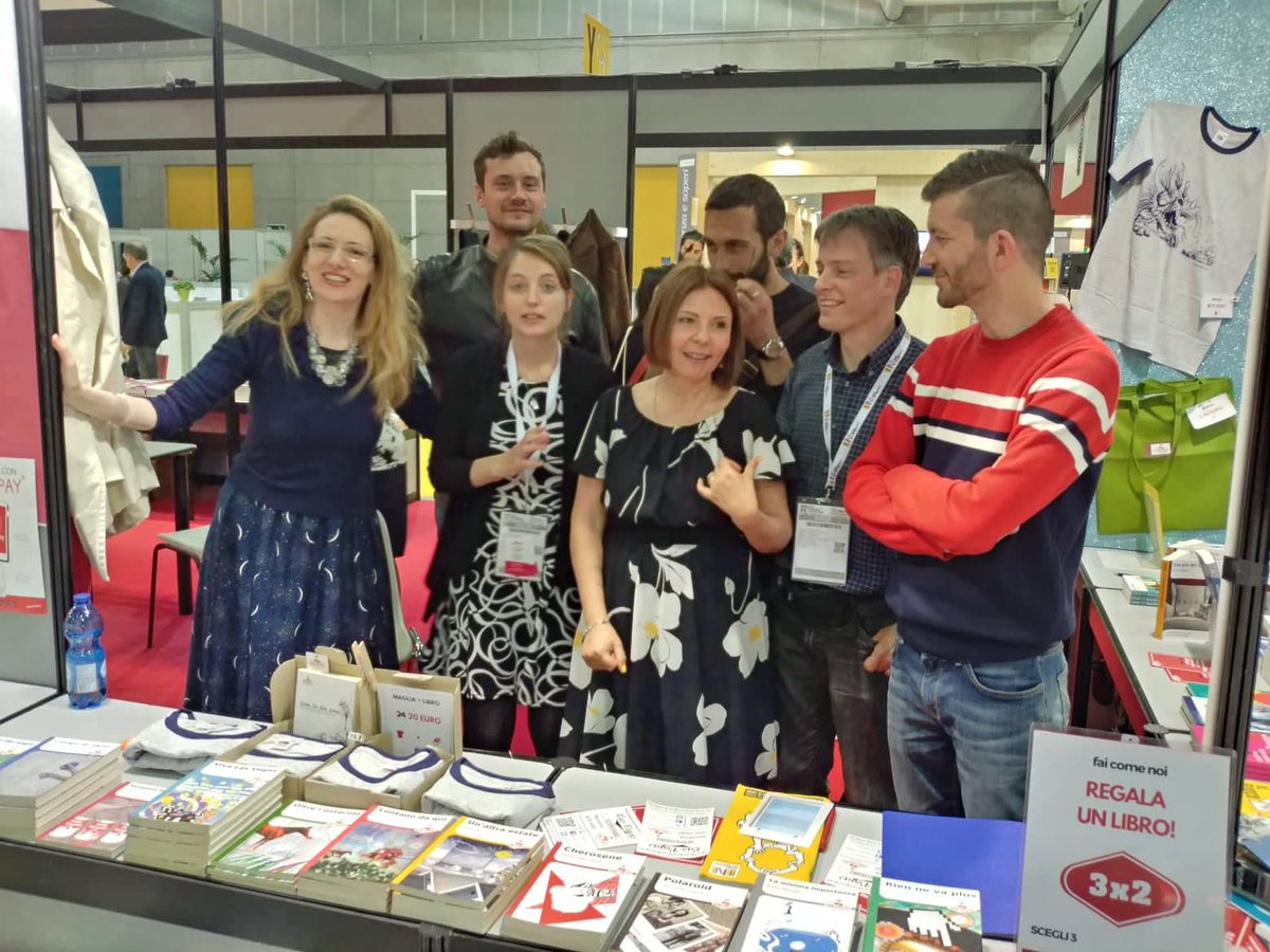 LasVegasEditore's tweet photo. Alla fine il @SalonedelLibro è soprattutto questo. Mettere alla prova i nostri libri, Incontrare (di nuovo) autori, lettori, colleghi: amici. È fare foto allo stand che non vengono mai MAI come dovrebbero. Eppure sono perfette così. Ci venite a trovare allo stand X155? #salto19 https://t.co/T6A8uazGgi
