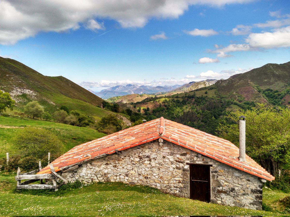 El encanto de un paisaje excepcional entre montañas y bosques llenos de vida 💚 #Piloña #Asturias #FelizLunes