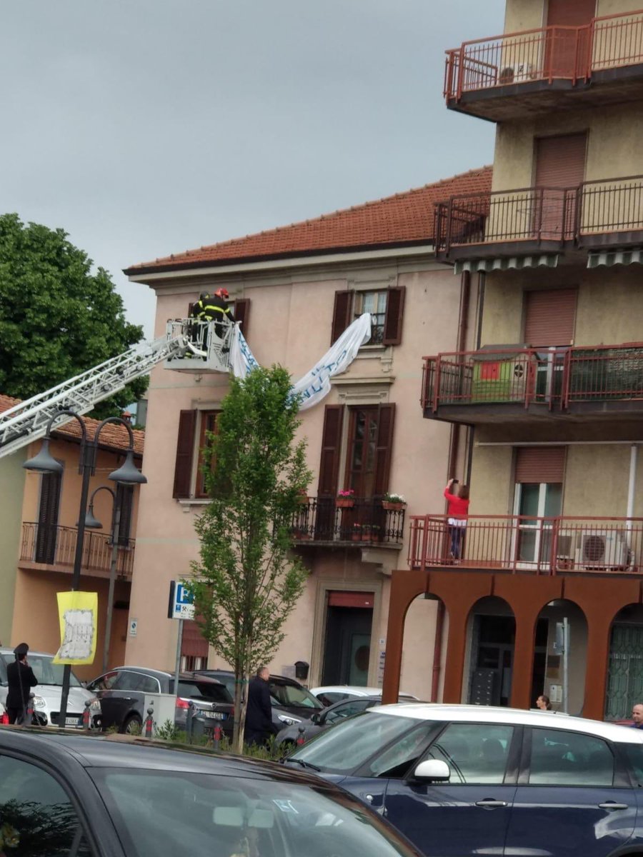 La_manina__'s tweet photo. Anche i Vigili del Fuoco ridotti a servizio rimozione striscioni anti felpa.

Succede a #Brembate.

Qualcuno fermi questo scempio.

#vigilidelfuoco https://t.co/sfkKqucItL