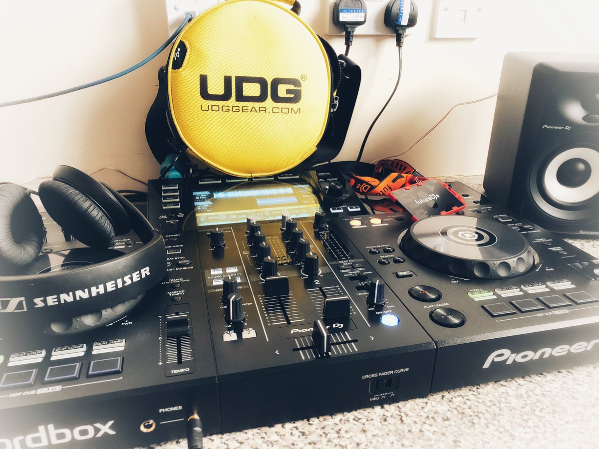 NinaWildeUK's tweet image. On that Dj tutor vibe again today
Tutoring the younger generation in the fine art 
#learntodj #femaledj #bass #breaks #udg #pioneer #sennheiser