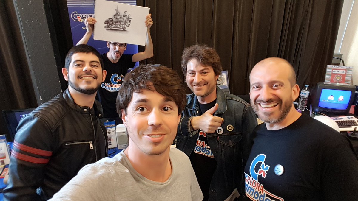 ilxuxo's tweet photo. GRANDE @seuck nello stand di @ZzapItalia nella #ExploraCommodore2019 con @CommodoreSpain @BlogGameMuseum @Denymetanol @tentaculop #ExploraCommodore #commodore https://t.co/D1AH6SRQPN