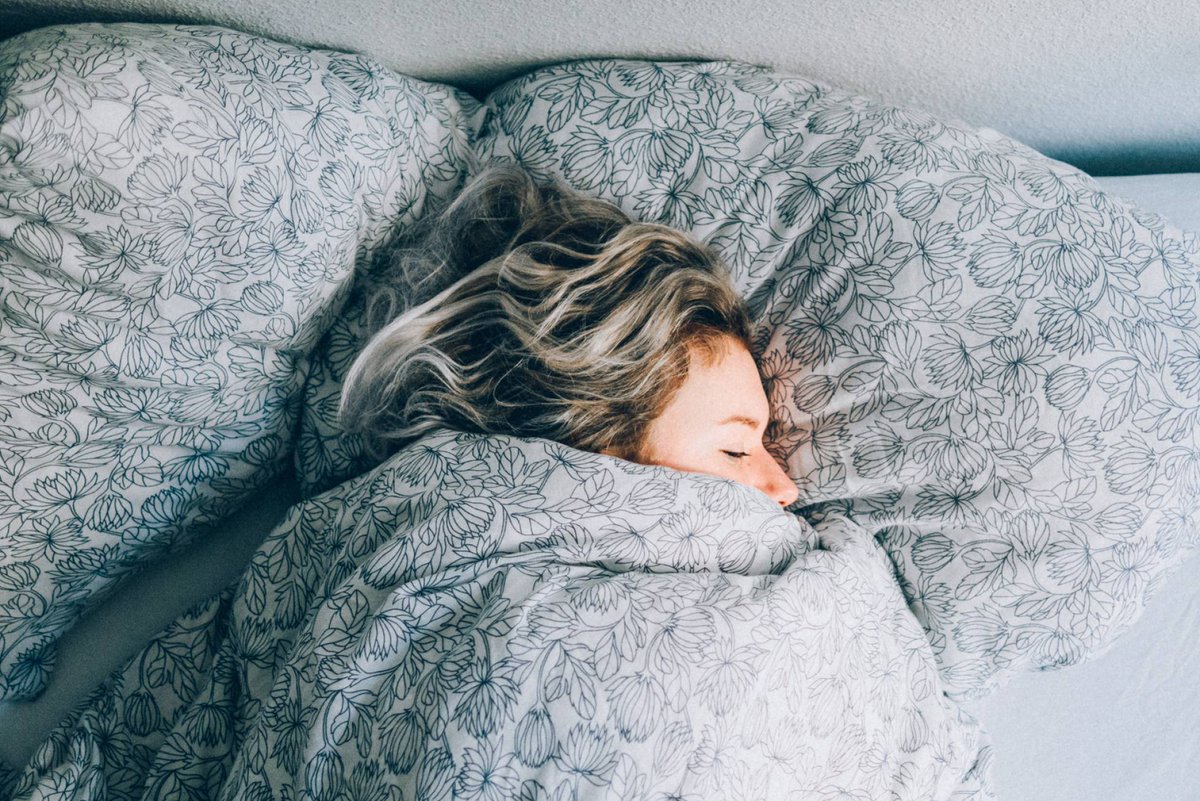 Un estudio analiza las 24 ideas más comunes sobre el #sueño, y solo cuatro son ciertas. La investigación también analiza las repercusiones de creer en estos mitos en la salud pública. elpais.com/elpais/2019/05…