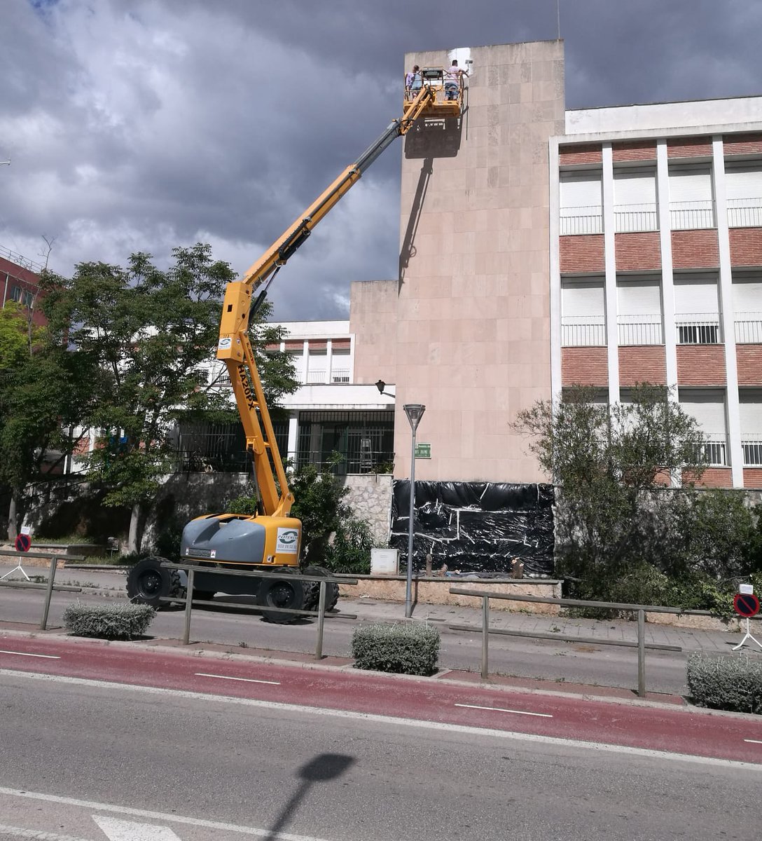 Arranca la primera intervenció amb na Fátima de Juan al mur del ceip Llevant d'Inca. 
A l'Inca Street art tots els cans remenam sa coa ja!!! 🐩🐩🐩🐩 A tope aquets cap de setmana!!!