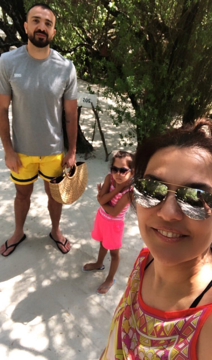 Günaydınnnnnnn <a href="/DemetAkalin/">Demet Akalin</a> ablaların bir tanesi nasıl huzurlu nasıl sessiz sakin nasıl güzel bi yerdesin 💞 enişteeee çanta çok cikss durmuş 😅👏🏻