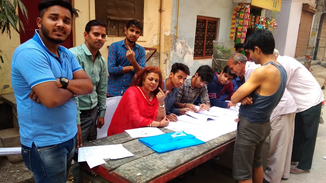 punamvrm26's tweet photo. My strongest booth among all 

As always i was the first 1 to vote  at my polling station..thank u so much team for supporting me from 6am to 8pm consistently...thanku #Atishi #jasmineshah #siddesh for trusting in me as mandal adhayksh 
#AtishiForEastDelhi 
#Jasmineshah https://t.co/b4ZVvMgDzW