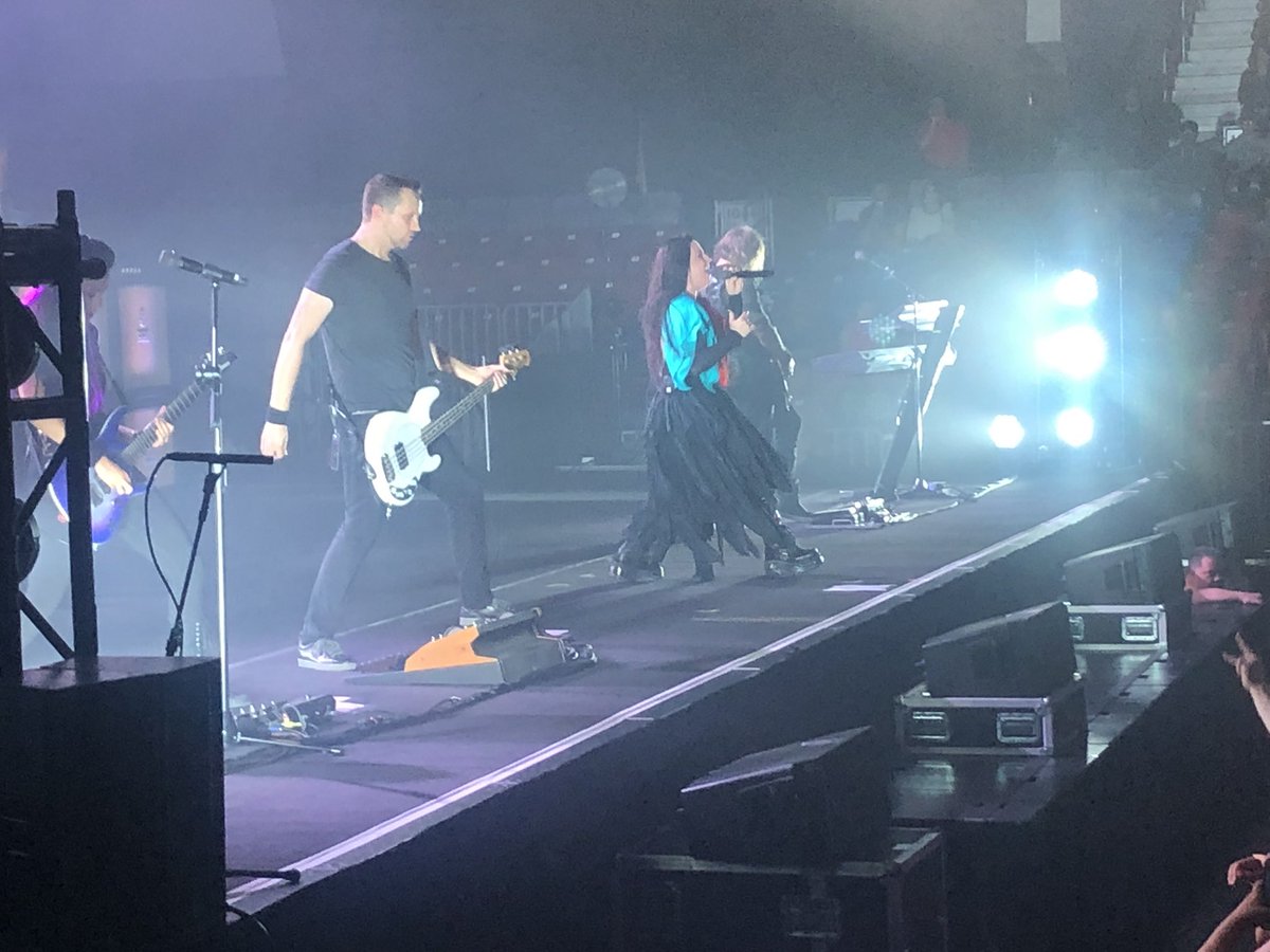 Cmat18's tweet photo. @evanescence #bestnightever #superfanrighthere #amyleewillalwaysbemywomancrush https://t.co/jthI5cWyVb