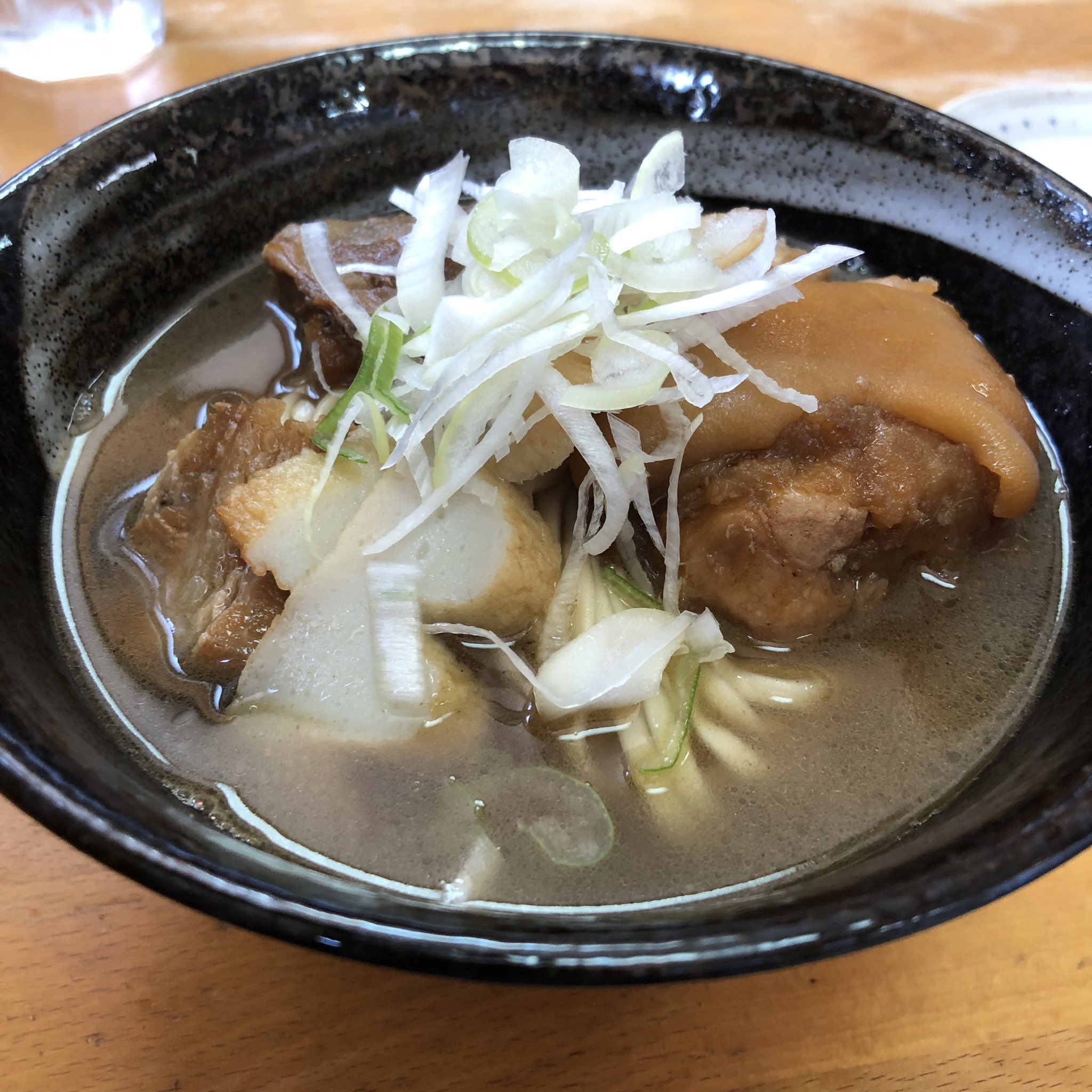 あき どらえもん どらえもんそば ソーキそばに三枚肉とてびち 沖縄最後にソーキそばを食べれて満足 そばスープ肉ともに美味しかったです あきのうまいものめぐり T Co Kxbqun1pwy Twitter