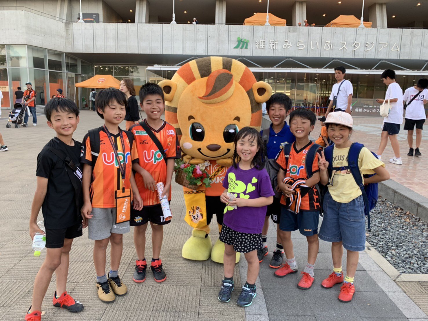 長州興業 5月11日のレノファ山口vs大宮アルディージャ戦に ご招待した山口市立上郷小学校の児童の皆さまです 強い日差しの中 熱い応援ありがとうございました レノファ山口 山口市立上郷小学校 招待 児童 長州 新山口 T