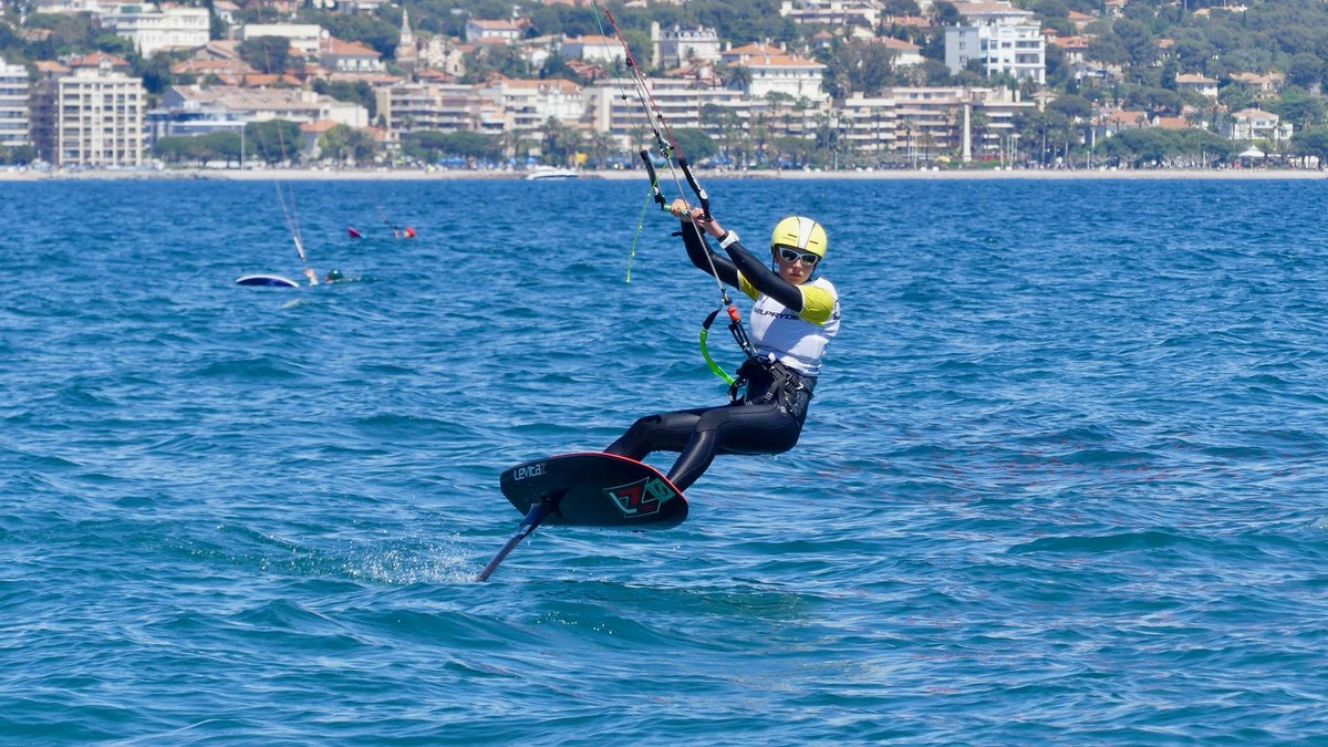 Je finis 1ère à Fréjus.
Petite compétition très utile pour valider les progrès de la semaine dernière et me redonner du baume au cœur 💕
<a href="/vagueetvent/">Vague et Vent</a> <a href="/TransportChevr2/">Transport Chevrot</a>
#Kiteboarding #kitesurfing #Competition #competitions #NextGeneration