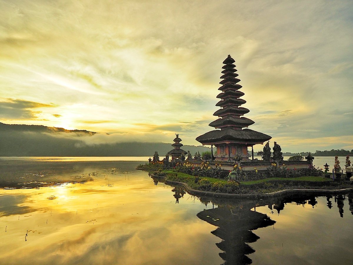 pipe_rk_'s tweet photo. PURA ULUN DANU BRATUN
เป็นสถานที่ศักดิ์สิทธิ์หนึ่งในหลายๆแห่งในบาหลี ที่นี่มีเจดีย์กลางน้ำที่สวยงาม ทีทิวเขาเป็นฉากหลัง เหมาะที่จะมาถ่ายรูปพระอาทิตย์ขึ้น
.
.
.
.
#temple #Travelers #indonesia #reviewindonesia #Bali #reviewbali #travelblogger #bali #olympus #pipepaigun https://t.co/Hyb6MSV1pd