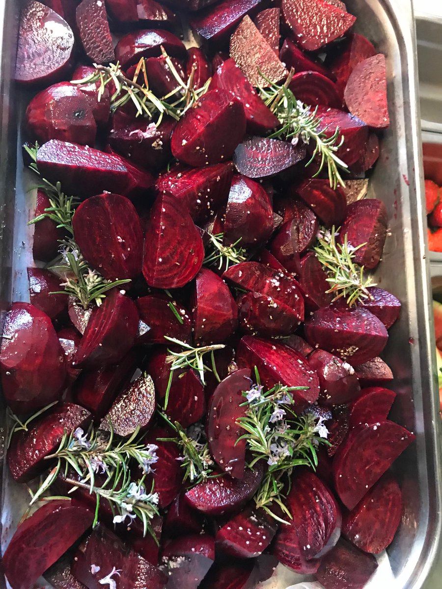 Happy new week guys 🤗
Beetroot 
Fresh rosemary 
Salt @ pepper 
Drizzle with olive oil 
Bake for 175 degrees for about 20 min.
Thank me later 😜
Wishing y’all a fantastic day 💕.