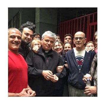 Il cardinale #Krajewski, l’elemosiniere del Papa, che sfida le autorità andando personalmente a togliere i sigilli per riallacciare la corrente a un palazzo abitato da 500 persone è un gesto potentissimo, che deve ricordare a tutti che l’umanità viene prima di ogni altra cosa