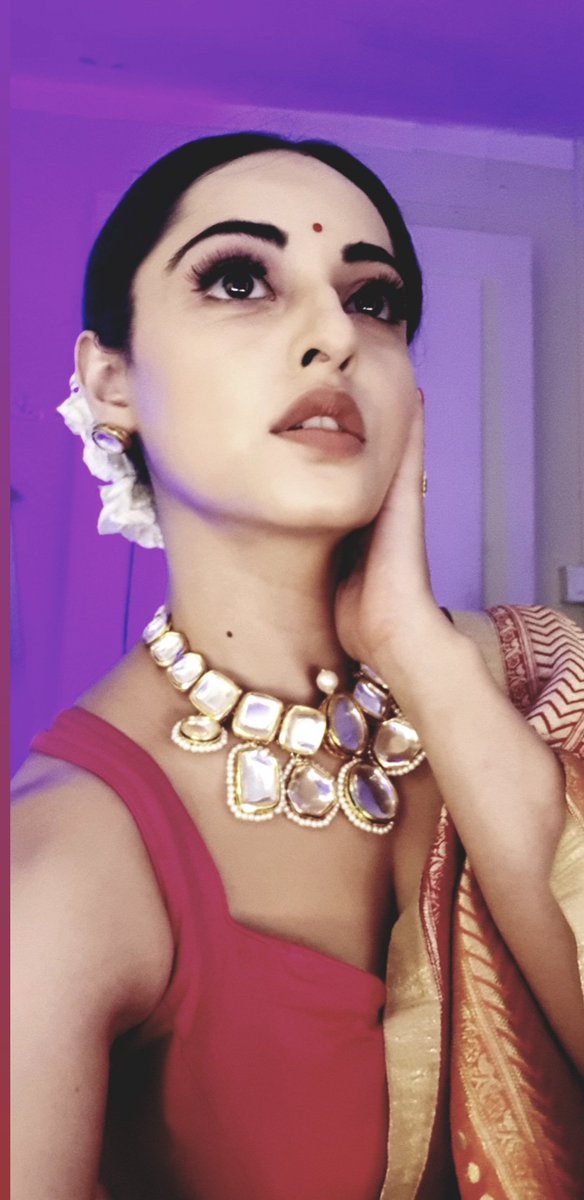 niyati_fatnani's tweet photo. It's certainly not #mondayblues for Me... what's your motivation mantra for the week ahead?
I love these selfies๐คซ๐ท Pc: #me
Makeup: @yogesh_gupta4545
#mondaymotivation #nazar #niyatifatnani #pia #selfies #weekbeginning https://t.co/7pIaW8CtWo