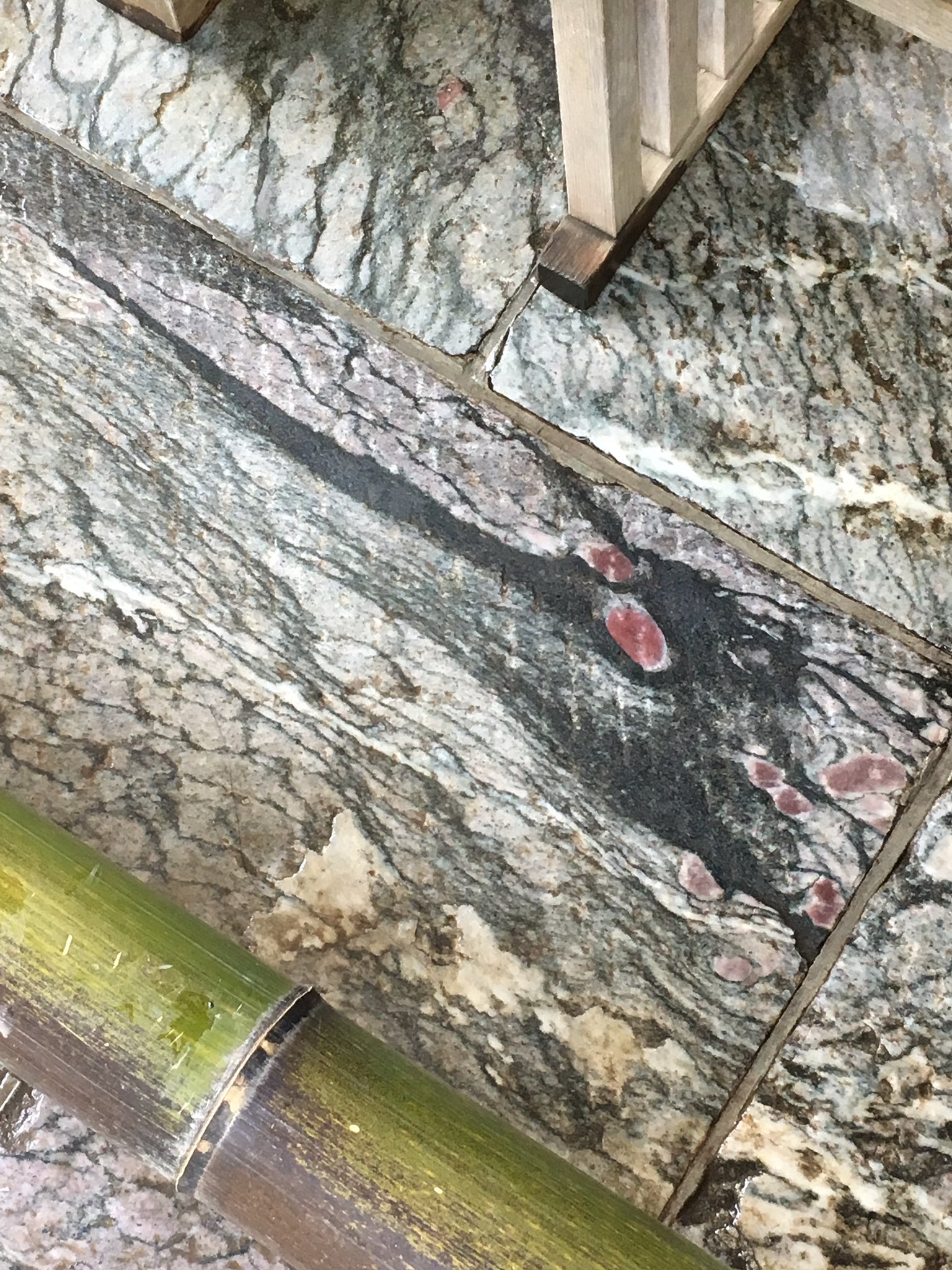 村上んぐ على تويتر じゃぁ三峰神社で撮ってきた龍の写真送るね 待ち受けにする人もいるらしいよ W