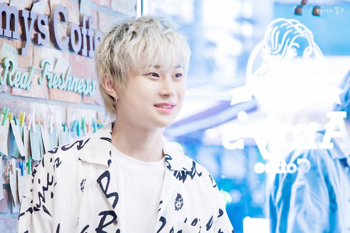 M_than_H's tweet photo. 190511 신사 생일이벤트 카페

깜짝방문 주인공 🥳

#열혈남아 #HBY
#마르코 #MARCO #이형근 https://t.co/eB0t8wQRKY