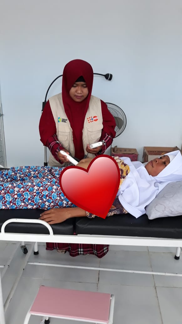 UNFPAIndonesia's tweet photo. #FamilyPlanning service & #pregnancycheck by #trainedmidives at #ReproHealth post in Gawalise, Palu managed by Ministry&Provincial Health Offices-led #ReproHealth Subcluster & @PPIBI, w/ support from @Americares, @UNFPA in post disaster #CentralSulawesi. @KemenkesRI https://t.co/etejhxll0x