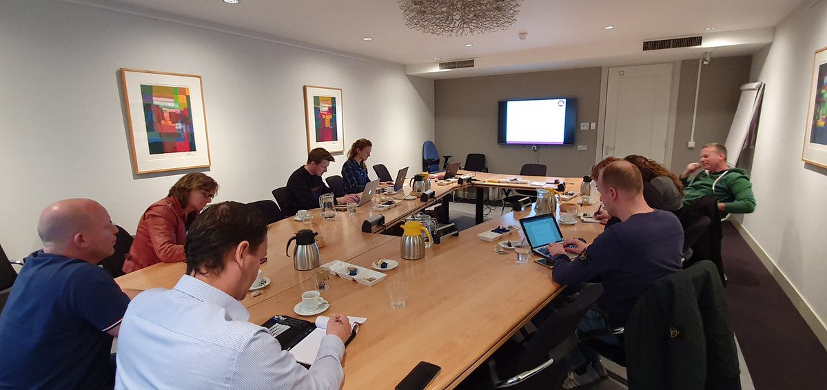 DeNBvT's tweet photo. Video is hot! Zakelijk vloggen is dan ook de manier op je klanten online te bereiken. Schrijf je daarom snel in voor de workshop zakelijk vloggen op 29 mei a.s. in Bussum. Gratis voor leden van Centrum Hout (de NBvT en VVNH) https://t.co/wUWByEfh47 https://t.co/n5sUcb4ahh