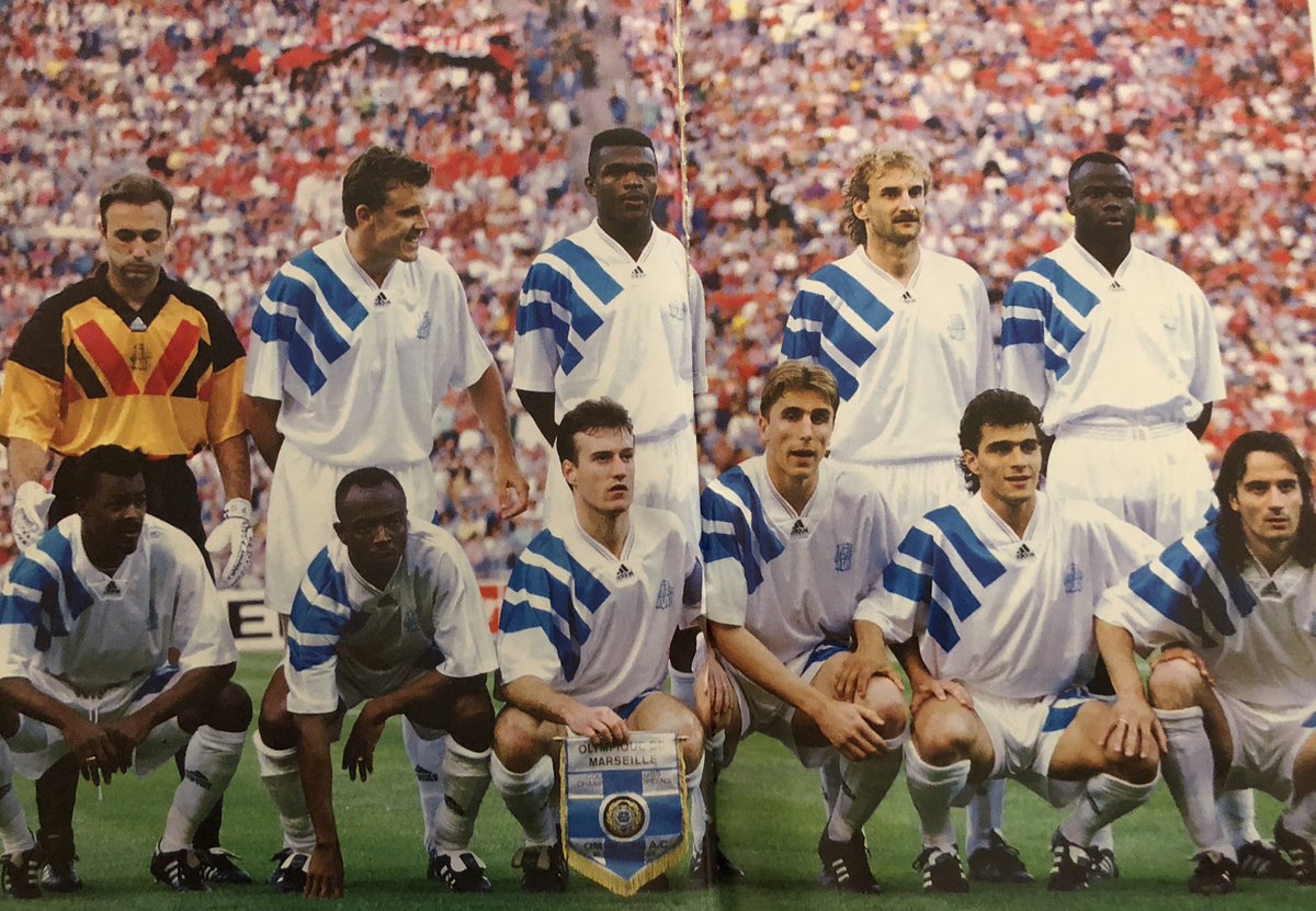 FieveeA's tweet photo. Le onze du titre suprême : la « Coupe aux grandes oreilles » (26 mai 1993).
« La grande différence avec Bari, explique Casoni, c’est qu’on jouait contre le grand Milan et que nous n’étions pas favoris »

#ajamaislespremiers #OM #TeamOM https://t.co/BxleL1IqX3
