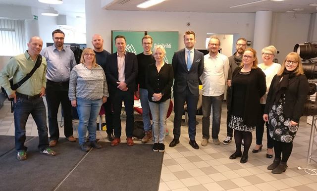 Saksalaisten koulujen rehtorit ja tietohallinnon edustajat ovat kiinnostuneita meidän kehittämästä tekniikasta.

Vihdin kunnanjohtaja Erkki Eerola toivotti vieraat tervetulleeksi tutustumaan heidän kouluihin. #tutustumiskäynti #vihti #koulujentietojavies… bit.ly/2VmDIJm