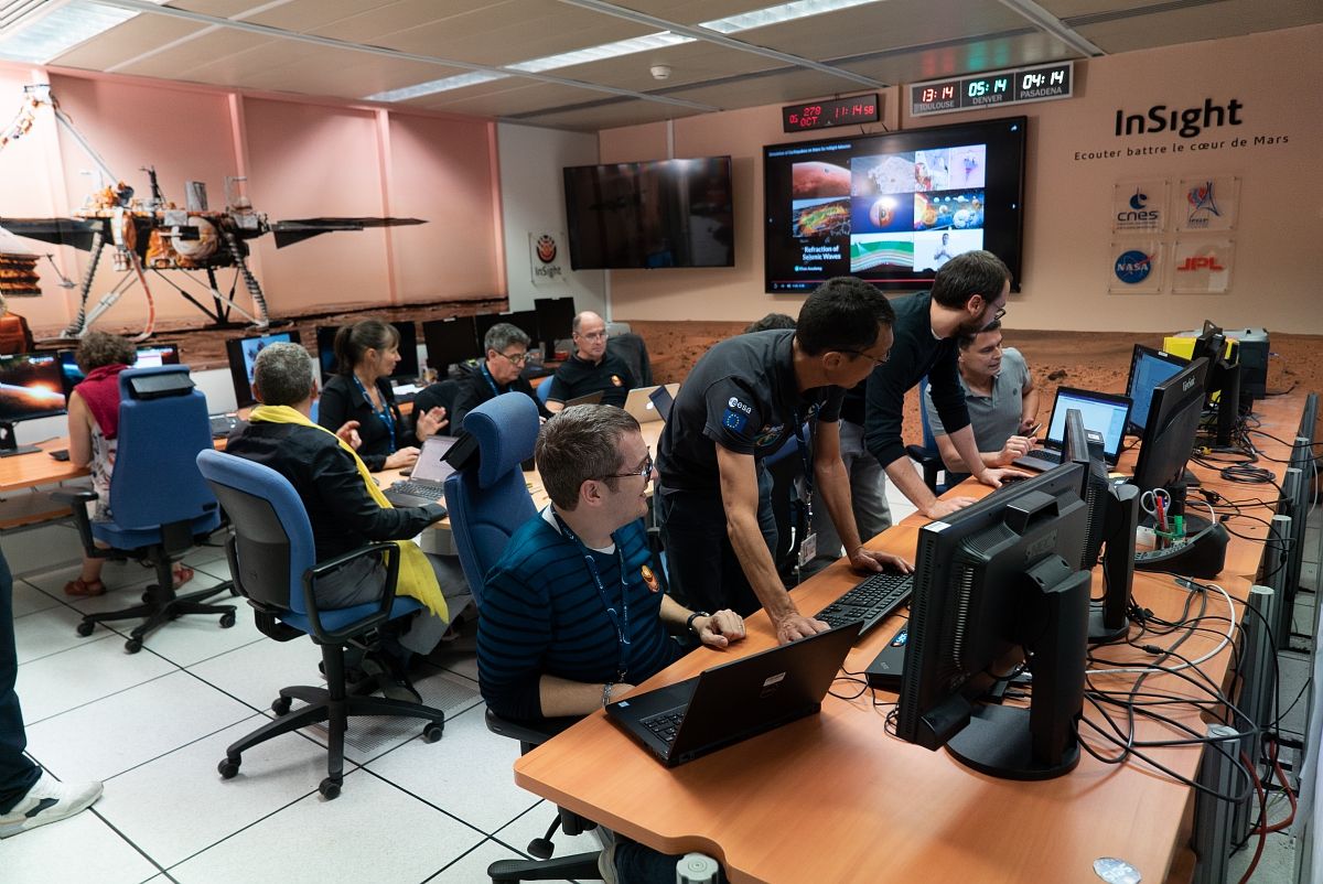 CNES's tweet photo. Connaissez-vous le SISMOC ? C'est la salle d'opérations depuis laquelle #SEIS est commandé sur Mars, et elle est en France 🇨🇵 https://t.co/sHG3xc6jZ0 https://t.co/2Ol3fgtPA9