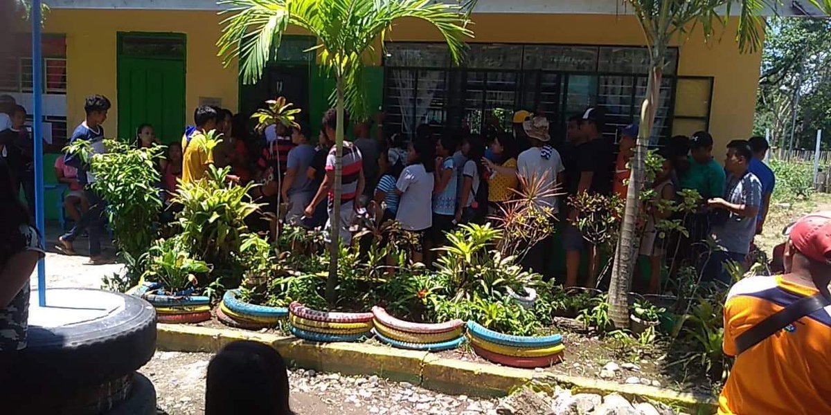 csukomyu's tweet photo. #KomyUnityReport | Kasalukuyan pa ring mabagal ang pag-usad ng pila ng mga botante sa Alannay Elementary School, Lasam, Cagayan.
via Julie Barut // #Eleksyon2019 https://t.co/00qtxLBJLy