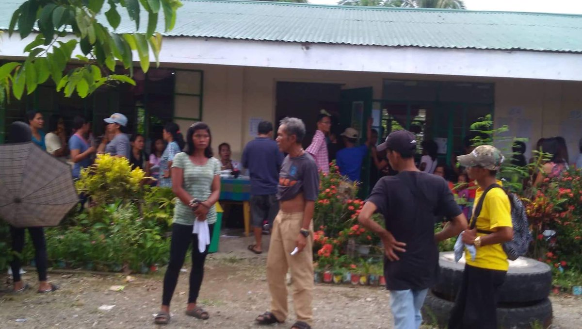 csukomyu's tweet photo. #KomyUnityReport | Kasalukuyan pa ring mabagal ang pag-usad ng pila ng mga botante sa Alannay Elementary School, Lasam, Cagayan.
via Julie Barut // #Eleksyon2019 https://t.co/00qtxLBJLy