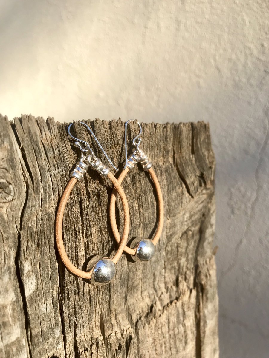 FredMacDesigns's tweet photo. I’ve added these & other items to Facebook! 10mm sterling silver bead on light tan leather!
Au$30 plus postage.
PM me to buy!
-
-
-
#fredmacdesigns #farwestnsw #design #create #sterlingsilver #earrings #leather #boohoo #jewellery #stirlingsilver #silver #tan #farwestproud https://t.co/vAfIDJMvnD