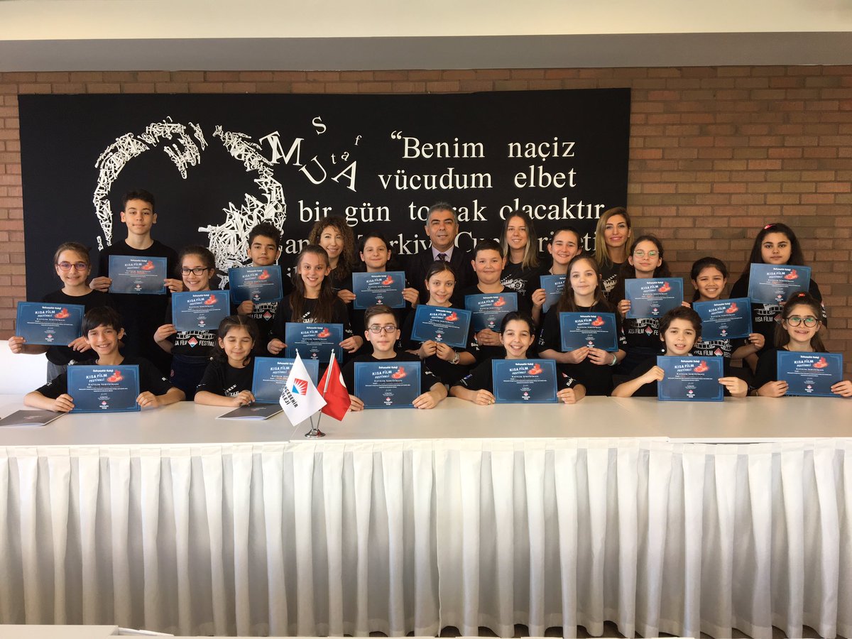 cnnguler's tweet photo. Bahçeşehir Koleji Kısa Film Festivaline katılan 19 öğrencimiz katılım belgeleri ile birlikte mansiyon ödüllerini  Karadeniz Bölge Koordinatörümüz Savaş Boyar’ın elinden aldılar. @dagozlem @ozgeeasln @Savas_BOYAR @VeditK @TrkErsen @gokhannsaglam @berrinnursen1 @srdlarslan https://t.co/1QcoRDYNE7