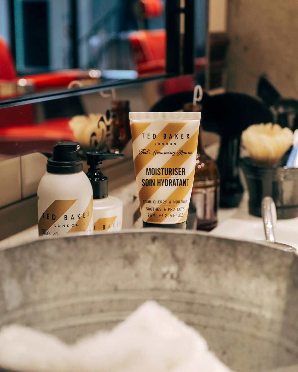 Teds_Grooming's tweet photo. Ever wondered why the hot towel treatment makes your skin so smooth? The hot towel opens up the pores so that Ted's Moisturiser has better absorbency into the skin.
.
.
.
#TedTips #TipofTheDay #HotTowel #HotTowelShave #NoOrdinaryBarber #LondonBarber #BarberLife #RegentStreet #W1 https://t.co/LZRWbLXvQJ