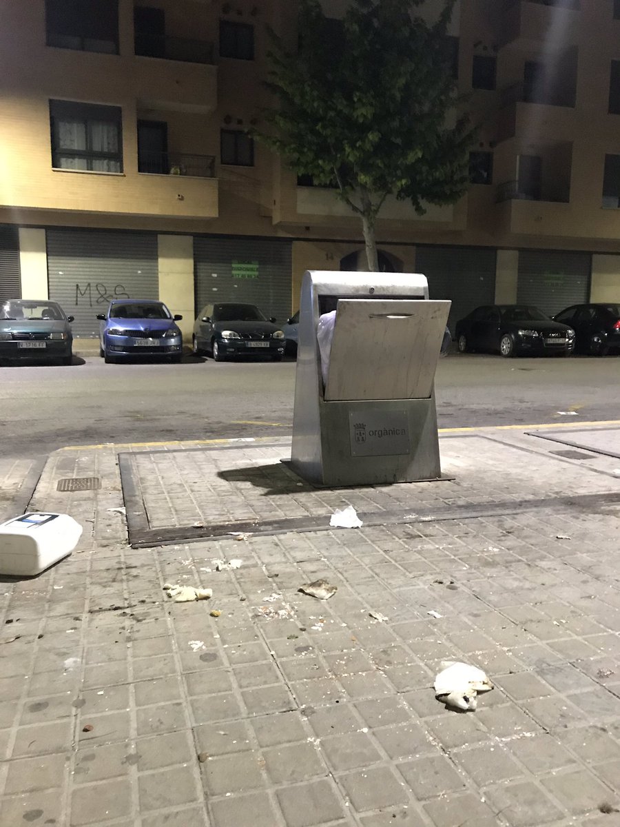 compromisTOR's tweet photo. 🤢En aquest estat es troba la Plaça Fray Antonio Panes. 
😷Una autèntica gorrinada envoltada de parcs infantils.

👉🏻Compromís revisarem l’actual contracte de neteja amb FCC i auditarem el seu compliment.

🧼#UnNouTorrent és un Torrent més net! https://t.co/CRcWdaxgA6