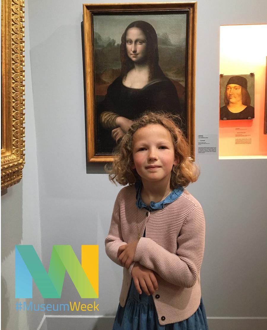 MomArtfamille's tweet photo. The world's most famous portrait and a young visitor.
#MuseumPose #MuseumGames #womeninculture https://t.co/plNlzn2INU