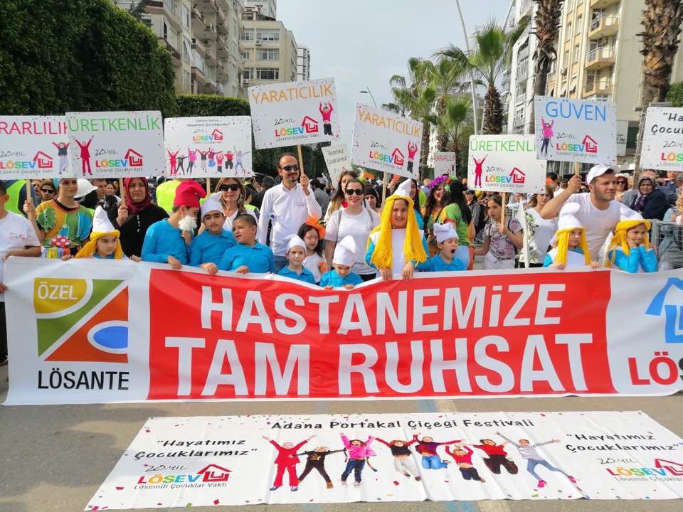 ustunezer's tweet photo. ÇALDILAR ;LÖSEMİLİ Çocuklarımızın HAYATINI , MİLLETİN TUĞLALARINI ÇALDILAR!
LÖSEV’in Tam donanımlı 400 yataklı Hastanesine 75 yatak ruhsatı verildi. Hasta yatırmamız YASAK.
Tam 3 yıldır, bütün Cihazları yepyeni ve HERŞEY YÖNETMELİĞE UYGUN olmasına rağmen TAM RUHSAT verilmiyor . https://t.co/BtWbK29p8i
