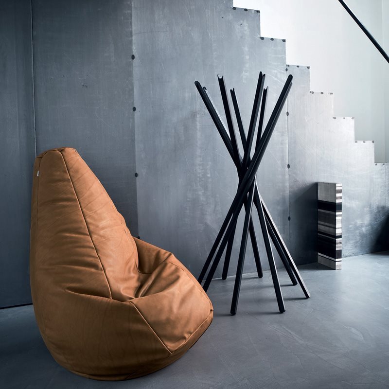 vantellingen_nl's tweet image. Aan het begin van de jaren '70 begon #Zanotta met de productie van accessoires voor meubilering,  Sciangai kledingrek is het eerste belangrijke meubel accessoire van Zanotta.

 #JonathanDePas, #DonatoDUrbino #PaoloLomazzi #sciangai #clothesrack #vantellingeninterieurs